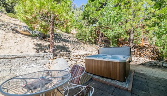 Moonlight Shores Lakefront - Lakefront home with hot tub!