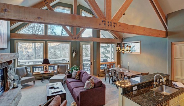 Mountain Luxury Townhome-Ski in out & Wood Burning Fireplace