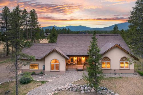 Mountain Retreat Villa I Private Hot Tub I Great Views I Game Room I Activity Program