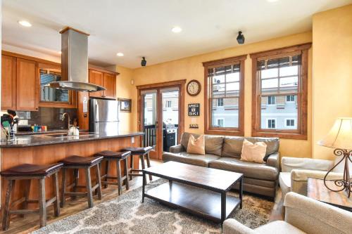 Mountain Ridge Chalet: Downtown, Hot Tub, Views