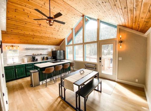 Mountain View Cabin Near Trails & Slopes