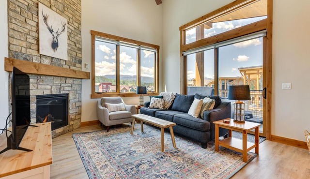 Mountain-View Fraser Condo w/Balcony + Hot Tub!
