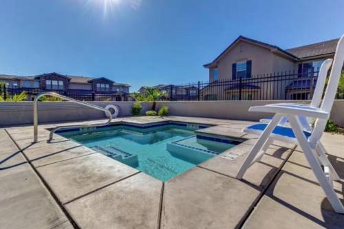 Mountain View Townhome with Emeral Pools and Hot Tub