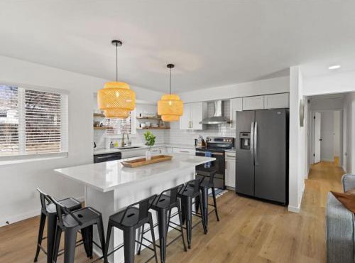 Mountain Views, Close to Attractions, Upper Unit