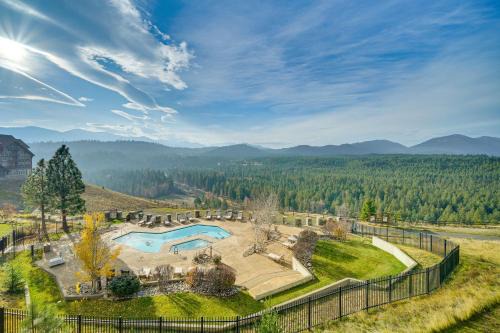 Mountain Views & Pool Access: Cle Elum Condo!