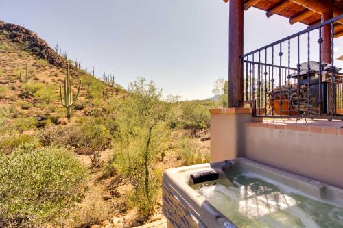 Mountain Views & Private Jacuzzi: Tucson Casita