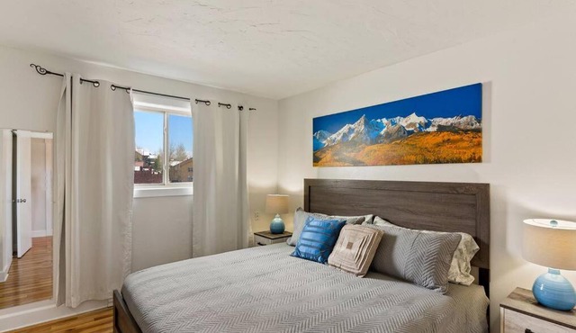 Mountainside Condo King Bed, Two Hot Tubs, Fireplace, Pool , on the Free Bus Route