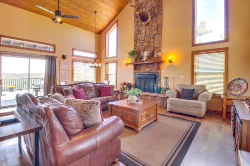 Mtn-View Hilltop Hideaway w/Deck in Show Low