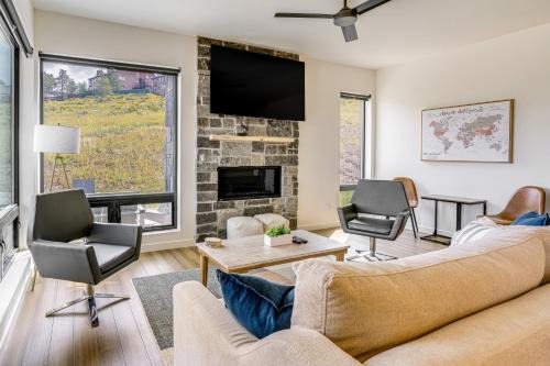 Mtn-View 'Slopeside Chalet' in Granby Ranch!