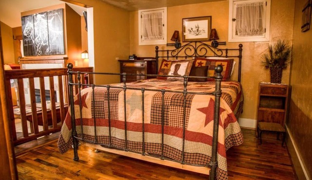 Mummy Mtn Suite 1 Bedroom suite with fireplace and jacuzzi tub