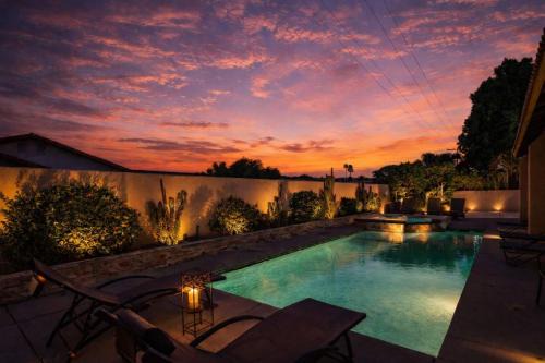 Navigate Stays Group Getaway w Jacuzzi Pool Games