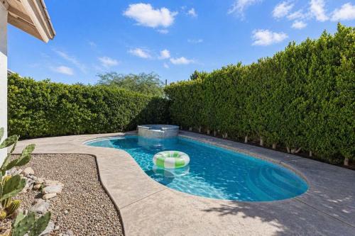 Navigate Stays Luxe Palm Springs Poolside Escape