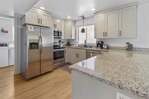 Near Zion 3BR Sleeps 8 Patio Dining & Grill