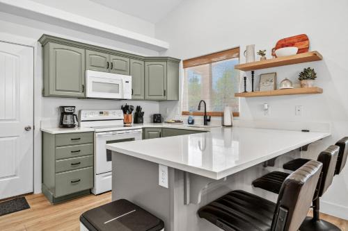 Near Zion Remodeled 2BR Sleeps 6 Game Garage