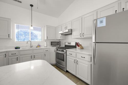 Near Zion Remodeled 4BR Sleeps 10 Patio