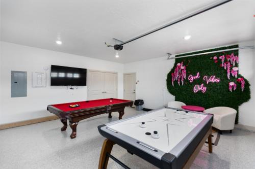 NEW 3bd, 2.5 bath w Game room lounge, Hot tub, pool, fire pit, and more