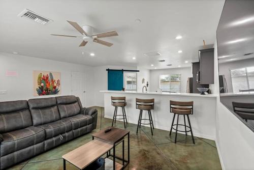 New Desert Casita - City & Mountain Views - Pet Friendly