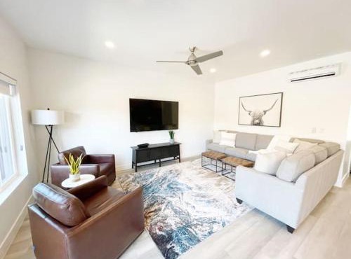 New Family-Friendly Townhome w/Pool & Hot Tub