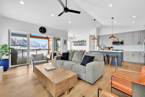 New Family Home in Eden w Hot Tub and Great Views