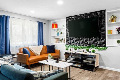 NEW! Great Location, Putting Green, Movie Room