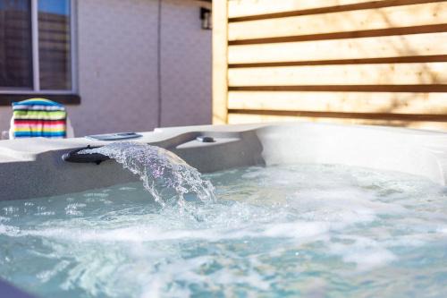 New Hot Tub - Putt Putt - Family Friendly Home