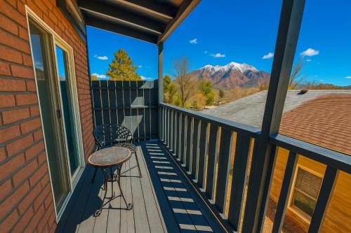 NEW I Mountain Views I Hot Tub I Lawn Games I Patio I BBQ
