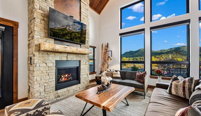 New Log cabin, The Bears Den - 2 bedrooms, loft, 2.5 bath, jacuzzi & Fireplace