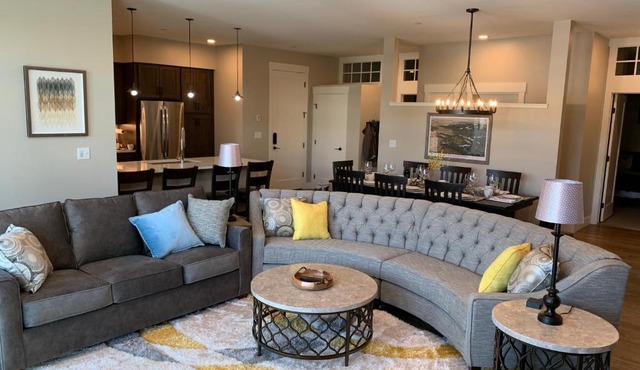 New Luxury Condo 406 I Huge Hot Tub I Great Views I Best Price I FREE Adventures Daily