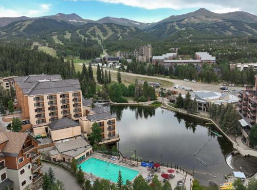 NEW! Marriott Slope View Ski in Ski out Luxury Studio Sleeps 4 Full kitchen, Amenities & Fee Parking
