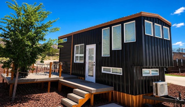 New modern & relaxing Tiny House w deck near ZION