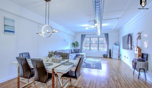 NEW Modern Spacious Loft in Downtown with free parking
