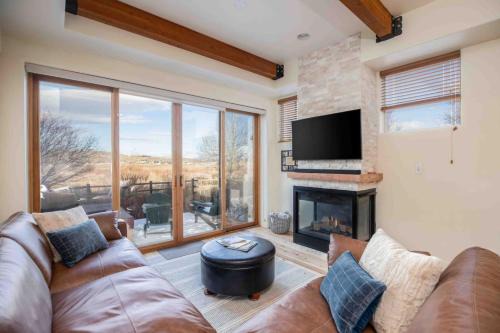 New Mountain Retreat-Hot Tub Views Near Shops