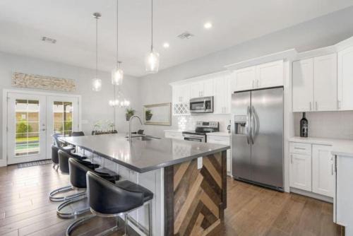 New Remodel In Old Town W Heated Pool