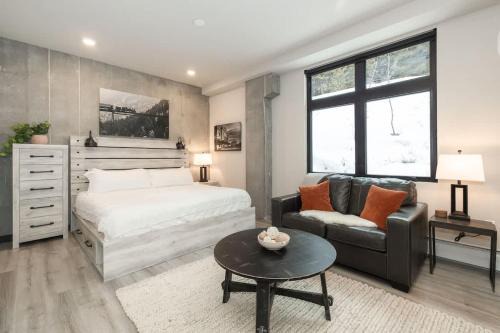 NEW Ski-In Ski-Out Romantic Studio for Two