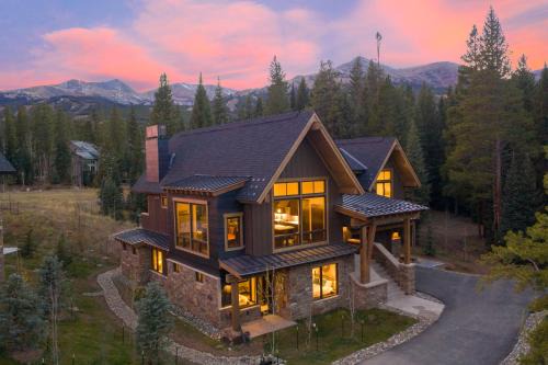 Newly built Luxury Home, 5-Star Finishes, SHUTTLE to slopes, backs to Breckenridge Nordic Center!