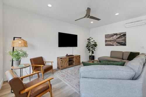 Newly furnished 5BD 4BA Townhome The Vue 30