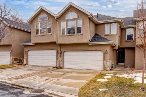 Newly remodeled home with arge private hot tub fireplace & nearby park