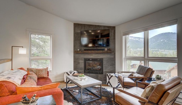 Newly Updated! Hot tub/pool! Mountain View! Pets!