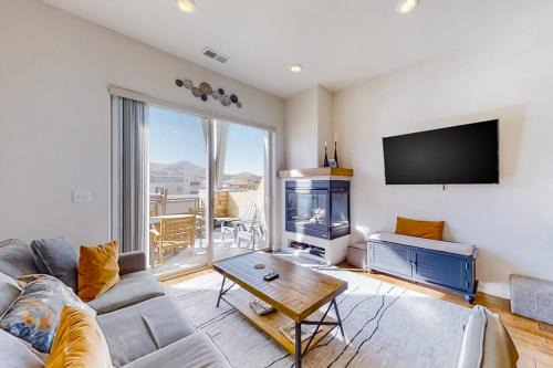 Newpark Terrace Gem with Private Hot Tub & Mountain Views - Walk to Dining