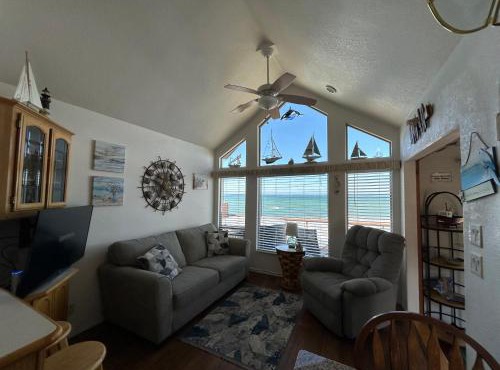 Oceanfront Cabin 9 with Jacuzzi & Awesome Views