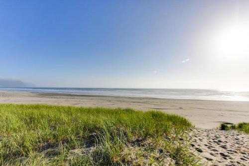 Oceanfront getaway close to Gearhart Golf Links no pets