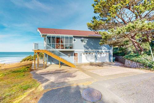 Oceanfront home with easy beach access and great location in town
