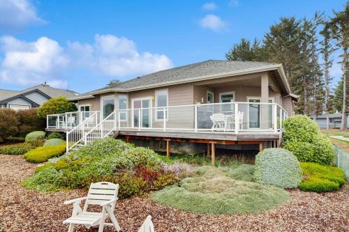 Oceanfront home with outdoor dining WIFI fireplace gas grill washer & dryer