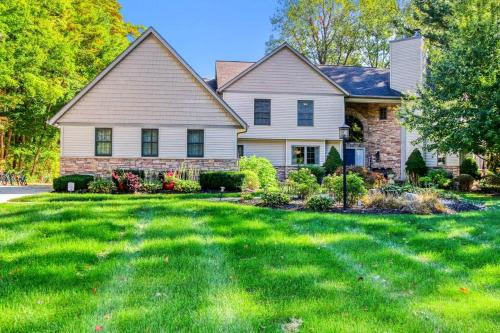 Off The Hook Spacious Home with Pool Firepit Large Yard