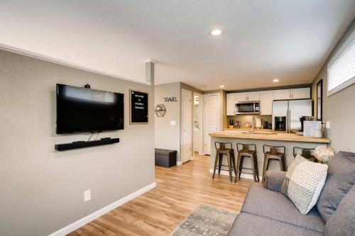 Olympic Studio - Workcation Hot Tub 4K Roku