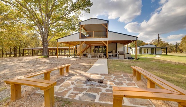 On-Site Dock & Ramp: 3-Unit Escape on Lake Fork!