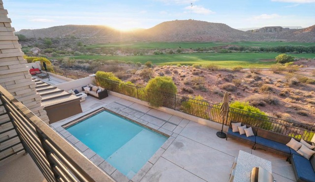 On the Golf Course Sleeps 30 Private Pool & Spa