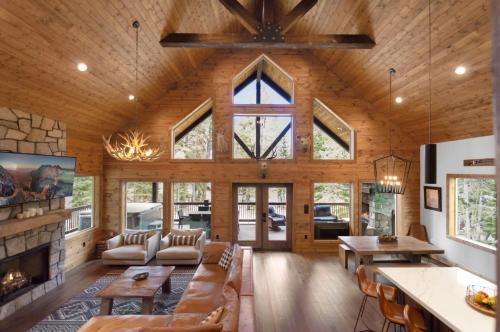 One of a Kind Cabin, Covered Deck, Spa, and Games