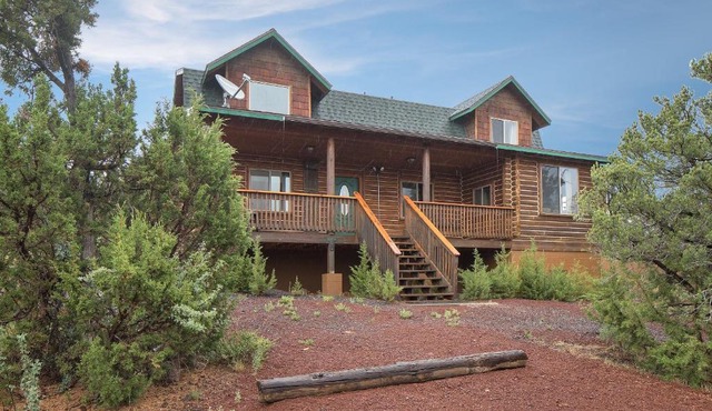 Ontario Ave Remodeled Log Cabin on 1 Acre Gateway to Grand Canyon Amazing Views