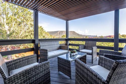 Outdoor Entertaining Space: Sedona Mtn-View Home